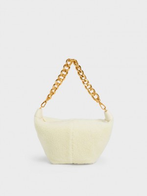 Geantă Hobo Charles & Keith Daki Chain Handle Furry Albi | 165PRFVLX