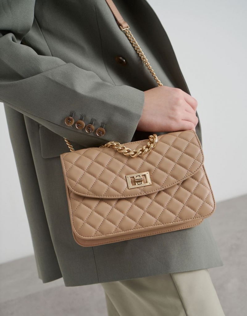 Geanta Clutch Charles & Keith Matlasat Turn-Lock Bej | 658JOEGRL