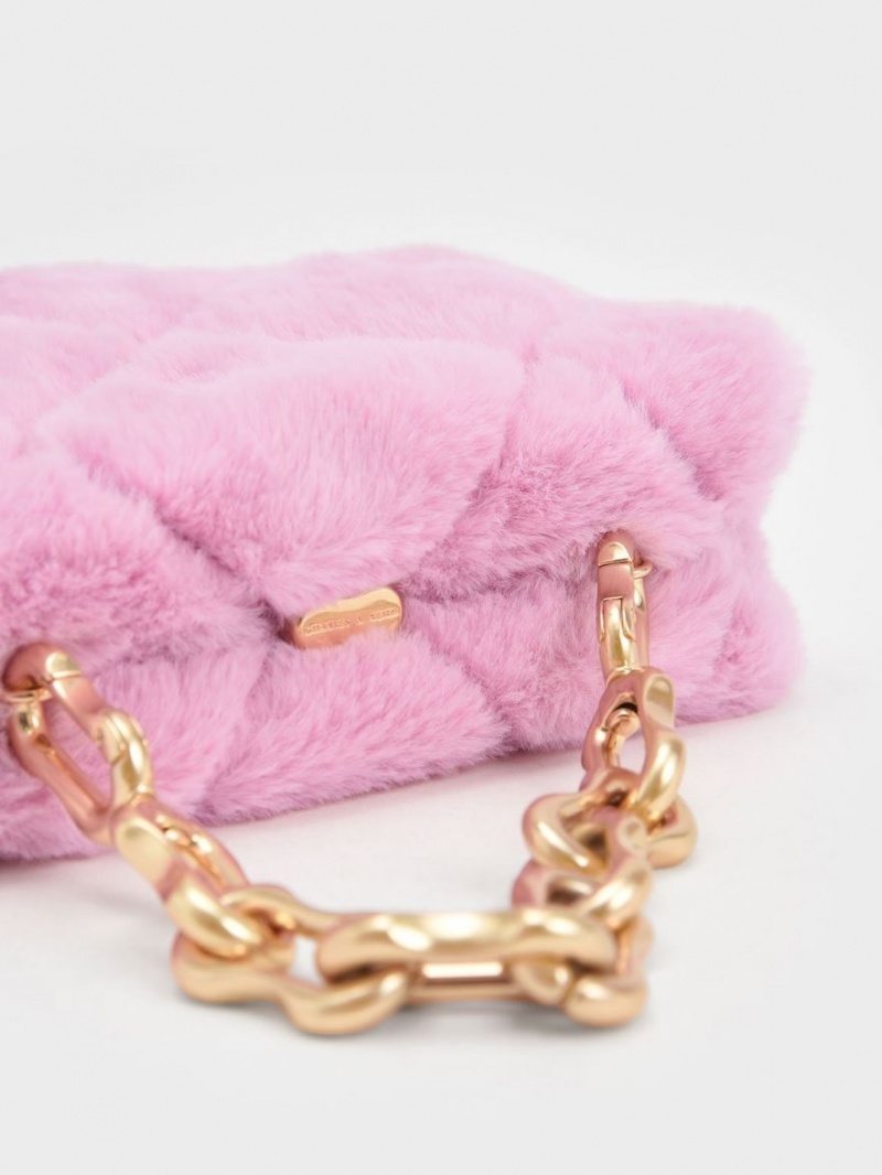 Geanta Crossbody Charles & Keith Gemma Grosolan Chain Handle Furry Matlasat Boxy Roz | 398AIKCPT