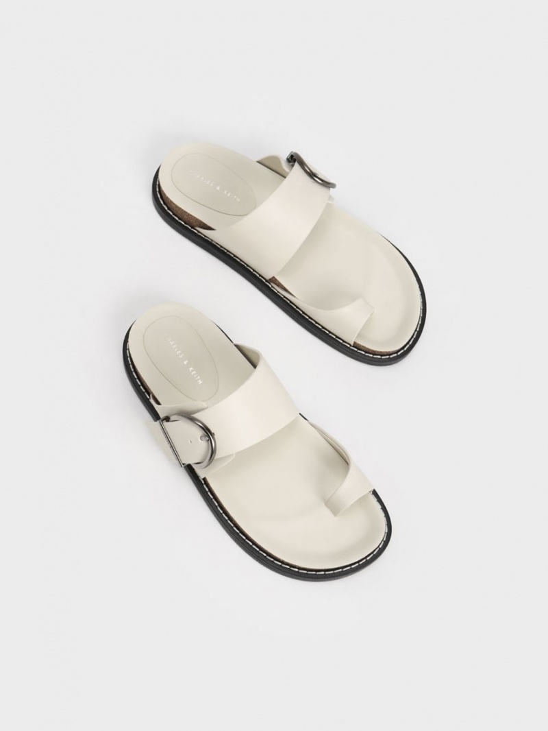 Sandale Plate Charles & Keith Metallic Cu Catarama Bombeu-Ring Albi | 687BPAKLS